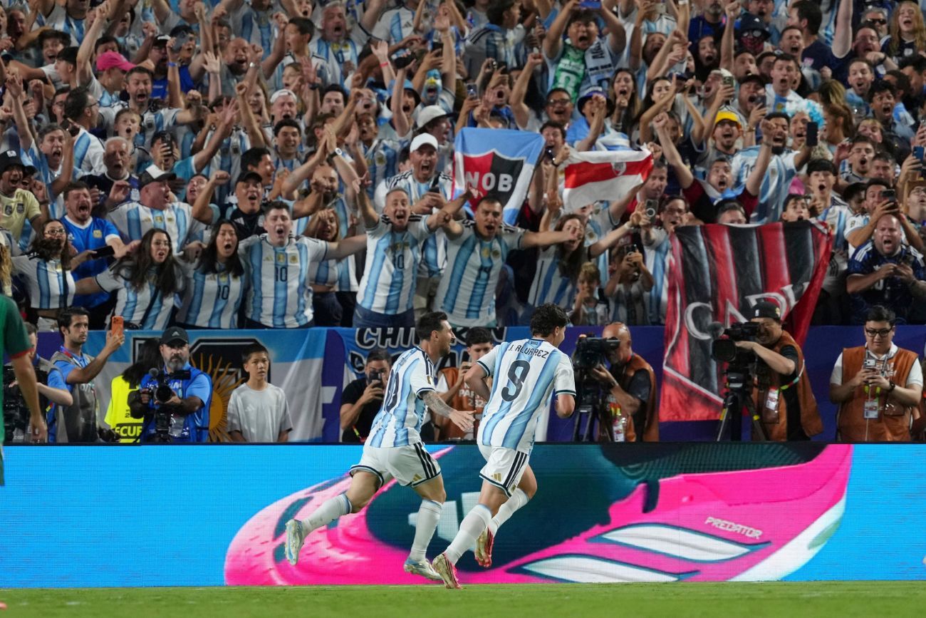 Messi estuvo intratable, hizo tres goles y Argentina arrancó el Mundial con una goleada 3-0 ante Argelia