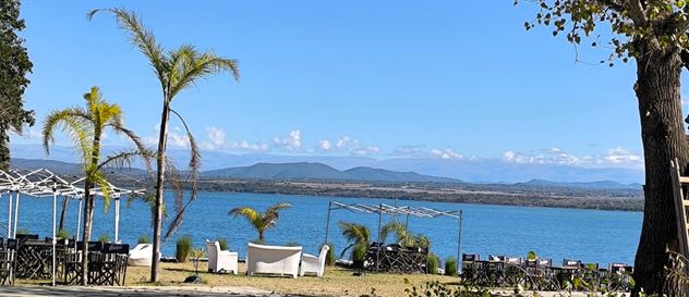 Almafuerte. Turismo, con eje en el lago Piedras Moras. 