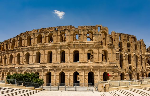 Durante el Imperio romano, se construyeron ciudades desde Egipto hasta Marruecos.En el actual Túnez, pueden visitarse yacimientos arqueológicos que dan testimonio de ese período.