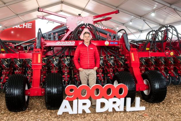 La nueva Apache 90000 fue una de las grandes novedades de la feria, diseñada para potenciar la siembra de granos finos.