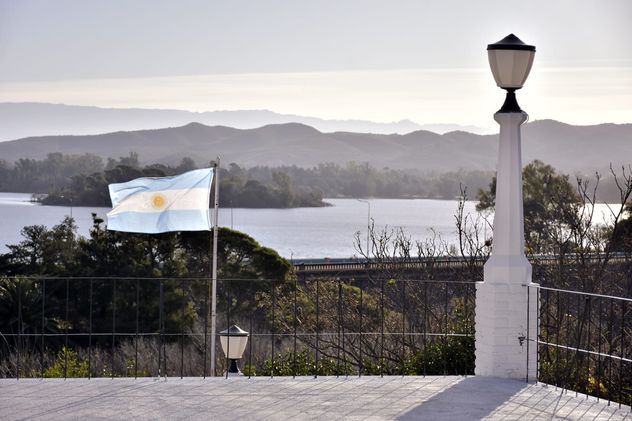 Embalse. Barrio Casitas, y la inauguración de la puesta en valor del salón La Cristal, en la cima de un cerro y con una vista singular del lago.