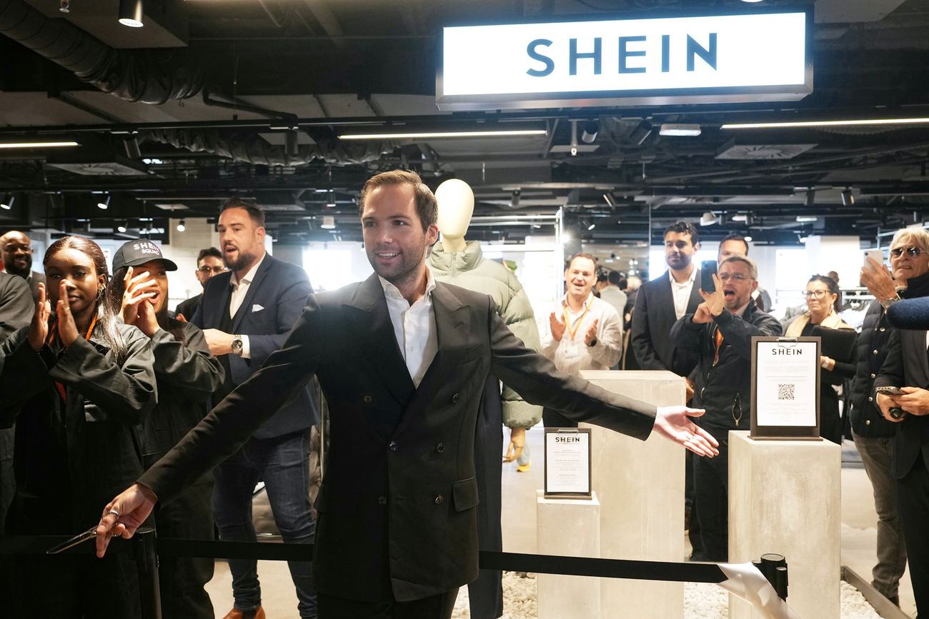 Shein cierra sus puertas en París, Francia.