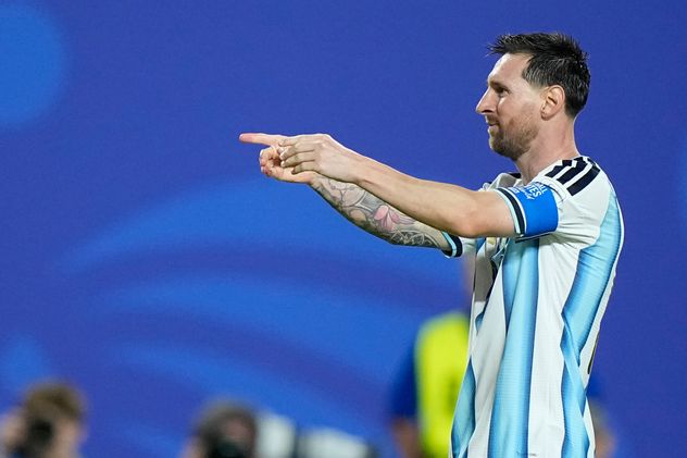 Lionel Messi convirtió por triplicado y está en la cima de los goleadores en la historia de los Mundiales, con 16 goles junto a Klose. (AP)