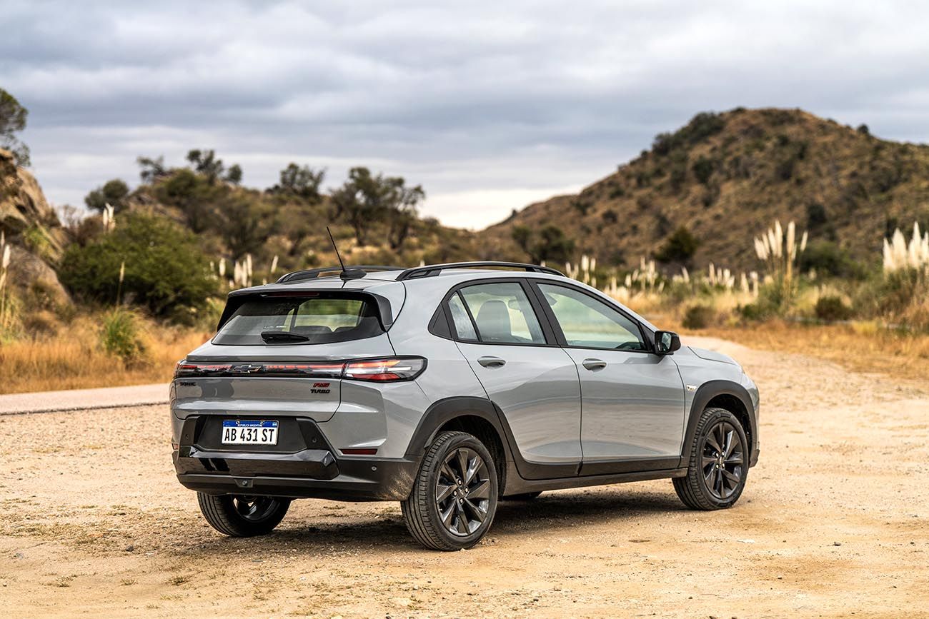 Está compuesta por dos versiones, Premier y RS (foto), ambas impulsadas por un motor turbo naftero 1.0 de 116 CV y 160 Nm, asociado a una transmisión automática