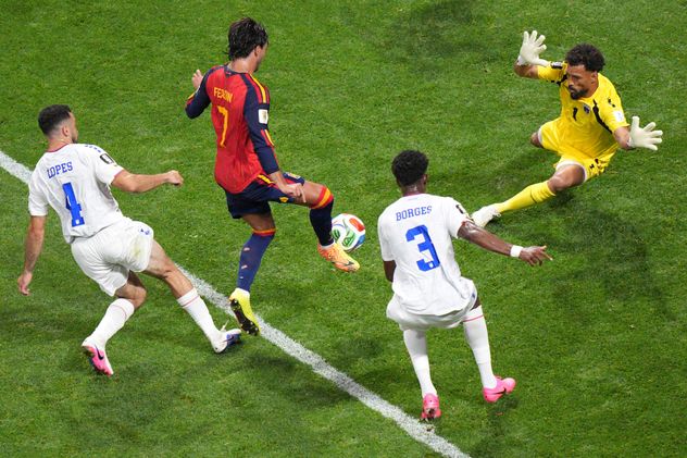 Vozinha hace historia al tapar todos los remates de España.