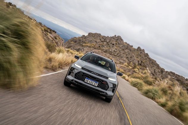 El motor 1.0 litros se siente exigido y la insonorización se pierde un poco circulando a 120-130 km/h.