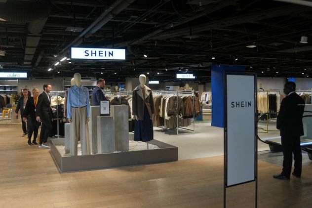 Shein cierra sus puertas en París, Francia.
