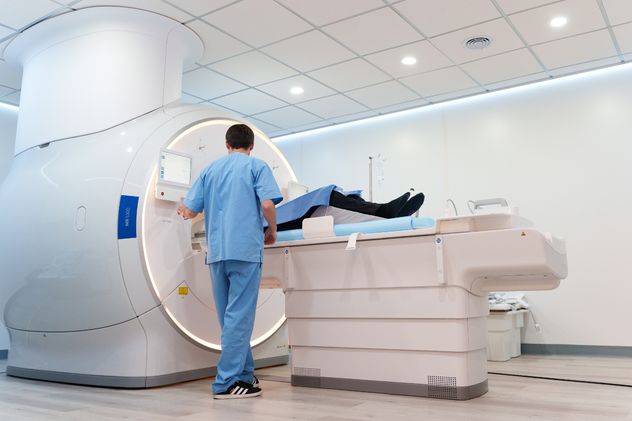 La resonancia magnética complementa el diagnóstico con imágenes de alta definición que permiten analizar lesiones tendinosas, edema óseo y alteraciones en la sínfisis del pubis.