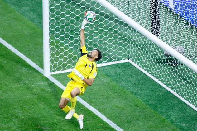 Vozinha hace historia al tapar todos los remates de España.