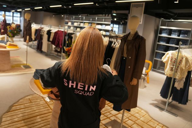 Shein cierra sus puertas en París, Francia.