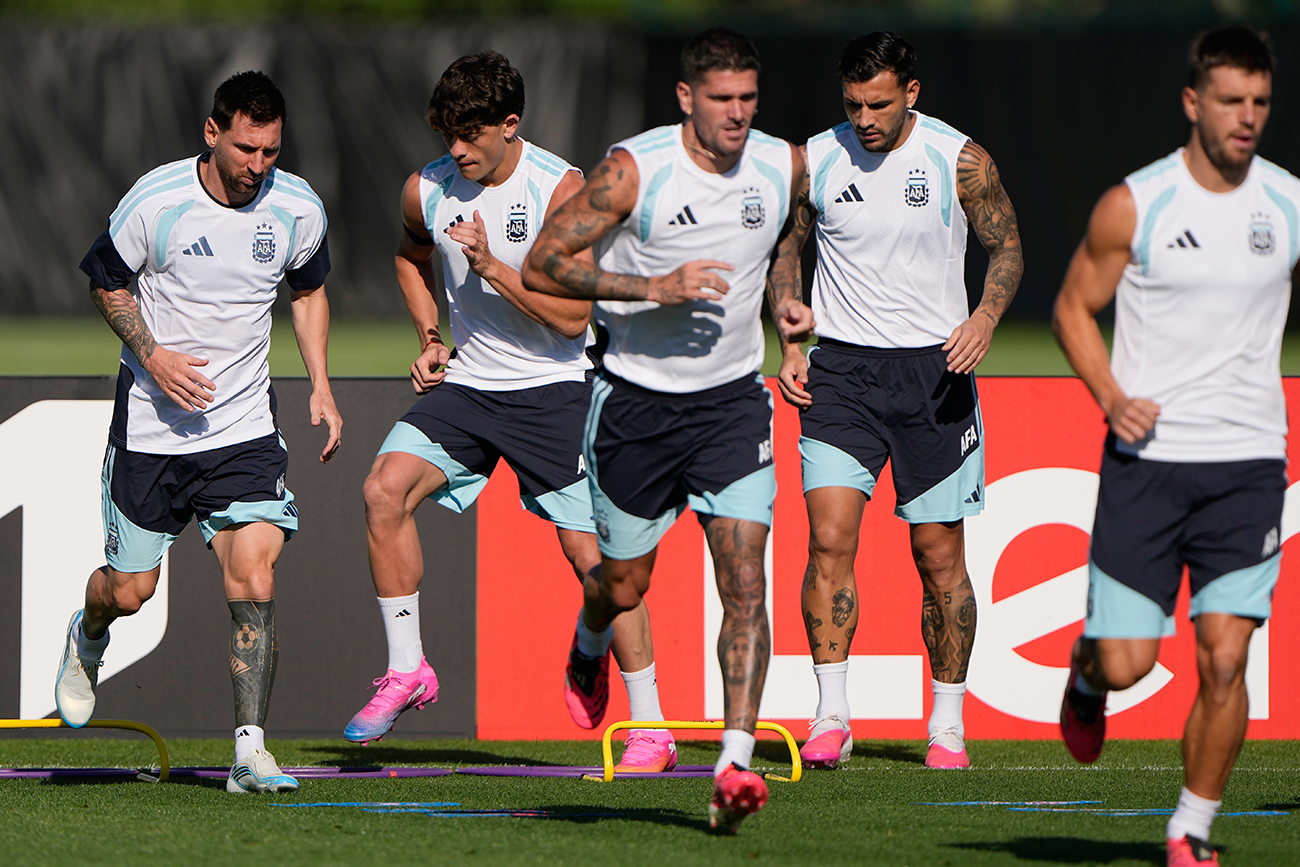 Los miembros de la selección argentina practican para la Copa Mundial de fútbol el lunes 15 de junio de 2026 en Kansas City, Kansas. 