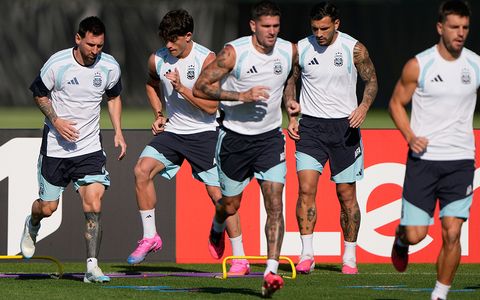 Los miembros de la selección argentina practican para la Copa Mundial de fútbol el lunes 15 de junio de 2026 en Kansas City, Kansas. 