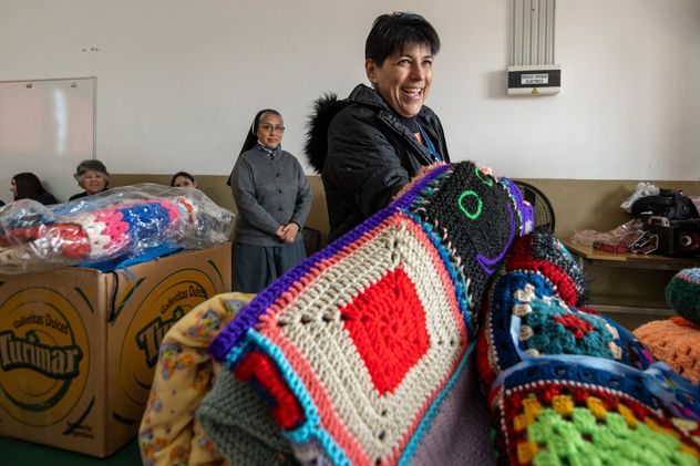 Hasta el 31 de julio se reciben donaciones de lana, agujas, cuadraditos tejidos y prendas en buen estado para reutilizar en nuevas mantas solidarias.