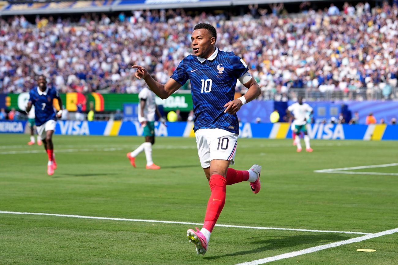 Mbappe celebra su gol en Francia ante Senegal.
