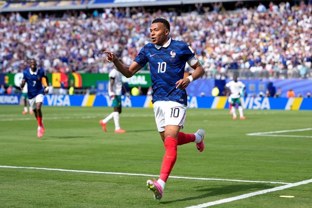 Mbappe celebra su gol en Francia ante Senegal.