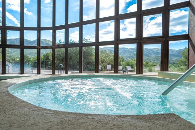 La piscina climatizada y los espacios de relax permiten disfrutar del paisaje serrano incluso durante las jornadas más frías del invierno.
