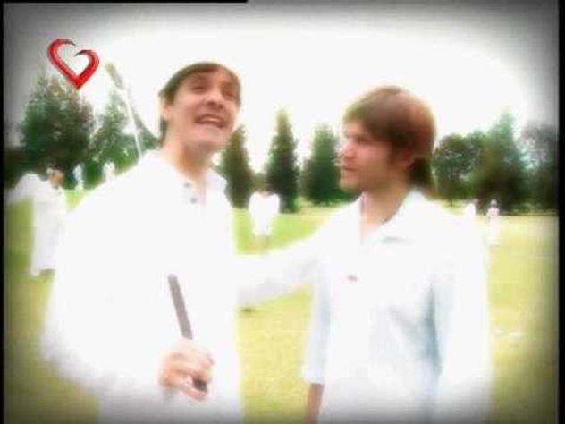 Mario Pergolini interpretó a Dios en "Floricienta" y recibió a Juan Gil Navarro "en el cielo"