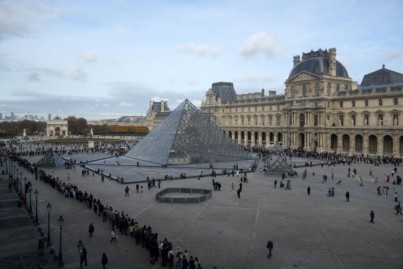 El Museo del Louvre, una semana después del atraco.