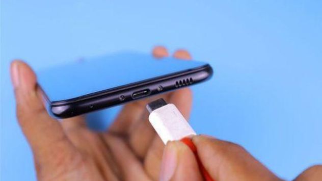 Conectar primero el cargador a la corriente y luego al celular ayuda a reducir el desgaste de los componentes y a proteger la batería.