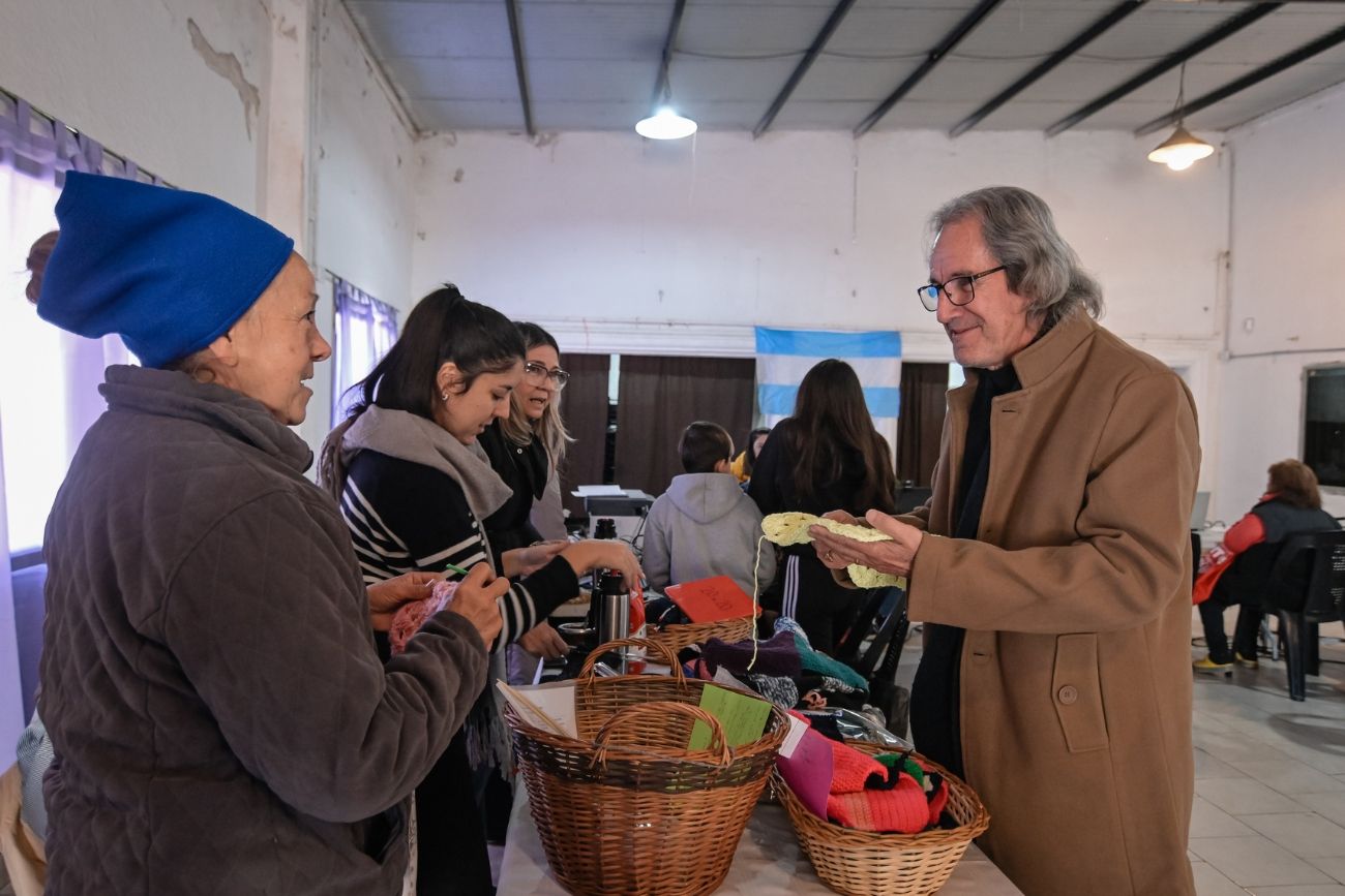 La campaña Tejido Solidario cumple 10 años promoviendo la participación ciudadana a través de la confección de mantas para personas en situación de vulnerabilidad.