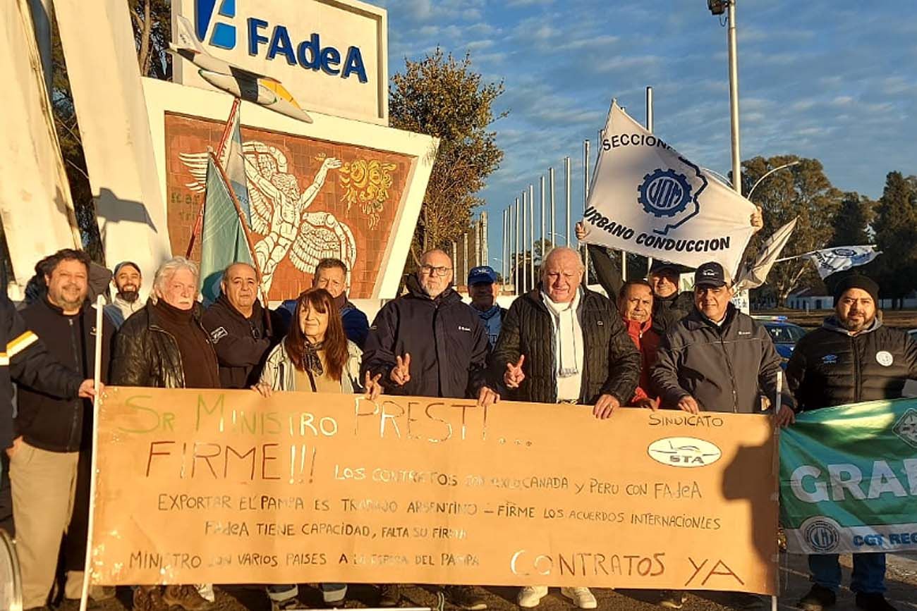 Protesta de trabajadores de Fadea por falta de diálogo y de conducción en la fábrica. Se sumó el líder del Suoem, Rubén Daniele.