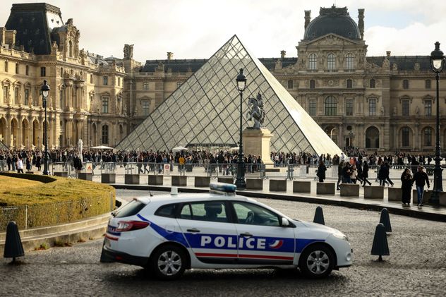 El Museo del Louvre, una semana después del atraco.