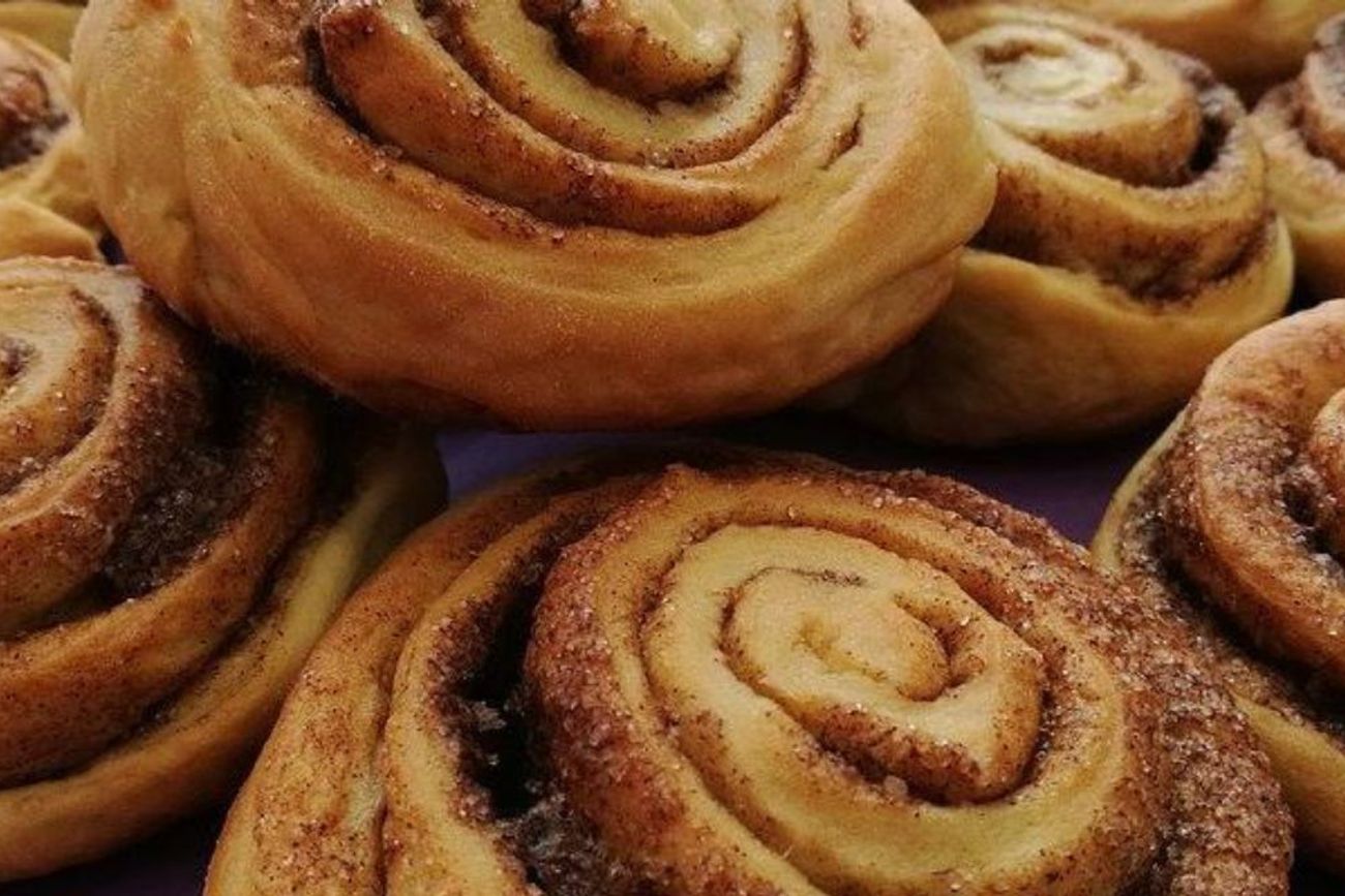 Los rolls integrales de banana y canela son una alternativa más nutritiva al clásico postre que conquistó cafeterías y panaderías.