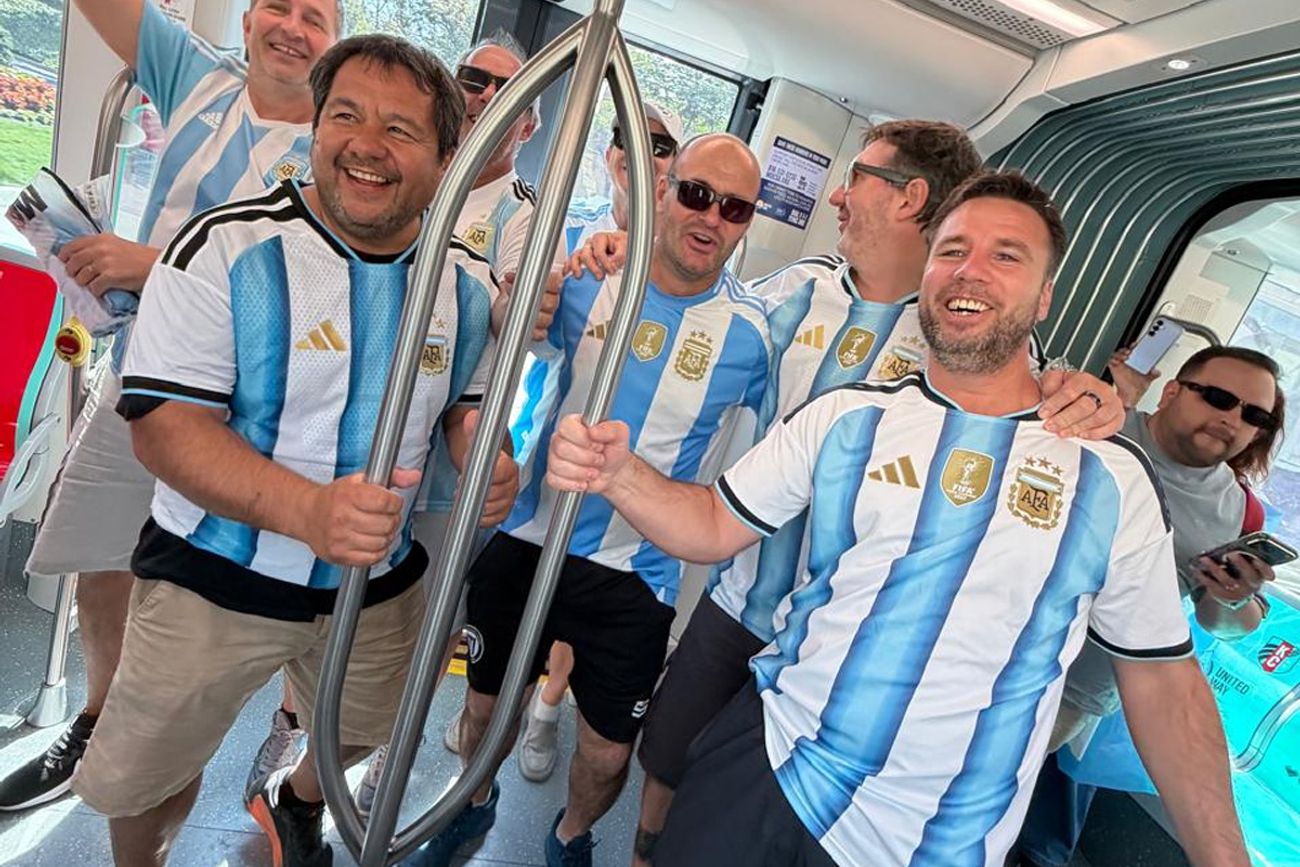 Los argentinos poco a poco se acercan rumbo al estadio para el partido de esta noche.