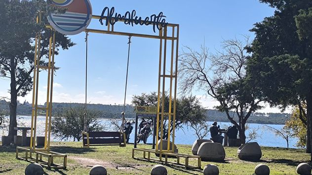 Almafuerte. Turismo, con eje en el lago Piedras Moras. 