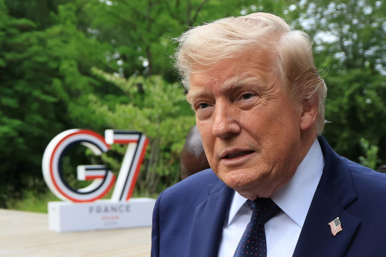 El presidente de EE. UU., Donald Trump, llega para asistir a un interludio musical antes de una cena de gala como parte de la cumbre del G7, en Évian-les-Bains, Francia, el 16 de junio de 2026. (Ludovic MARIN)