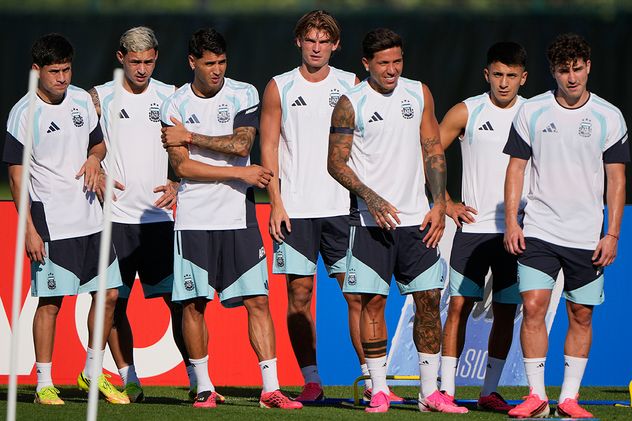 Los jugadores de la selección argentina entrenan en Kansas City, Kansas.