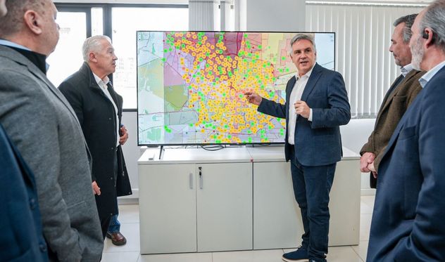 El gobernador Llaryora recorrió ayer las instalaciones del Centro de Control. (Gobierno de Córdoba)