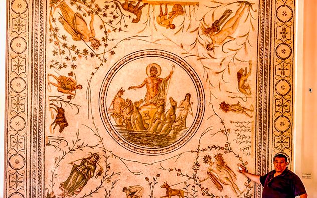 El Museo Nacional del Bardo posee una colección de mosaicos antiguos que adornan sus paredes y pisos.Provenientes de sitios romanos y bizantinos de Túnez, es la mayor del mundo.