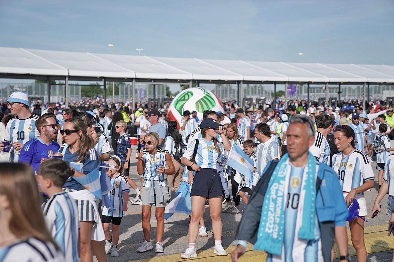 Kansas City. Los hinchas argentinos y extrañan a Messi. Vivieron un día eterno en el estadio Arrowhead con el 3-0 de "la Scaloneta" a Argelia. Ante Austria y Jordania todo sucederá en Dallas.