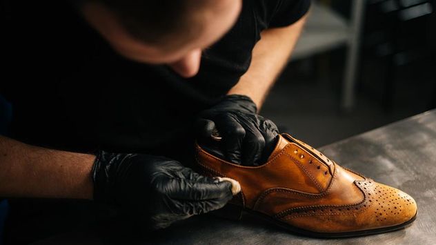 La combinación de cera de abeja y aceite de oliva permite crear una pomada artesanal ideal para revitalizar zapatos de cuero.