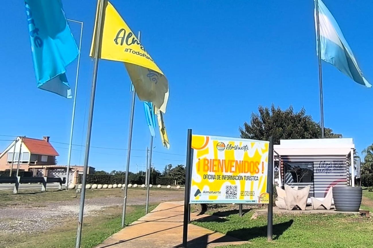 Almafuerte. La oficina de Turismo, en el acceso al lago Piedras Moras. 