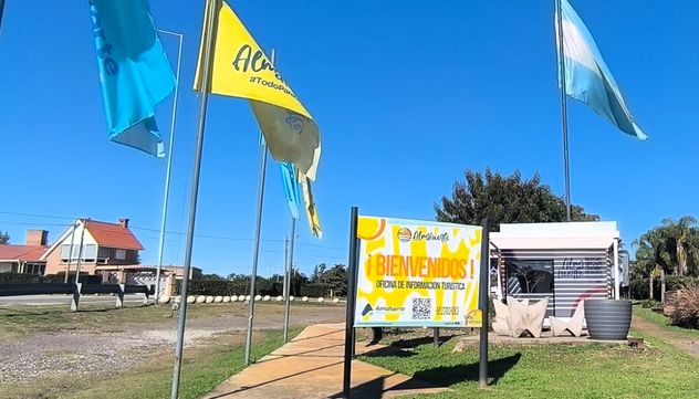 Almafuerte. Turismo, con eje en el lago Piedras Moras. Oficina de informes turísticos.