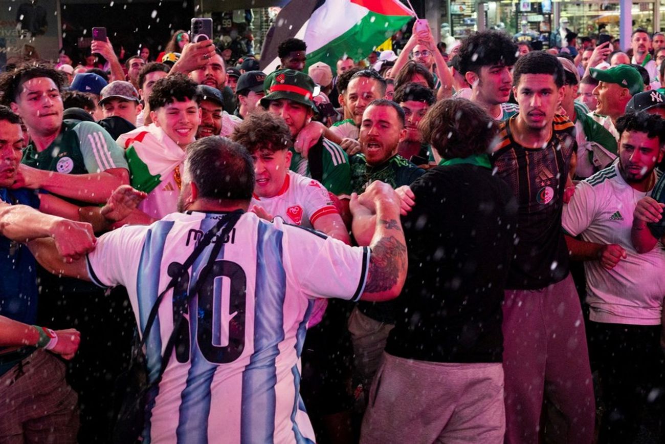 Incidentes y golpes de puño entre los hinchas argentinos y los de Argelia en la previa del enfrentamiento. 