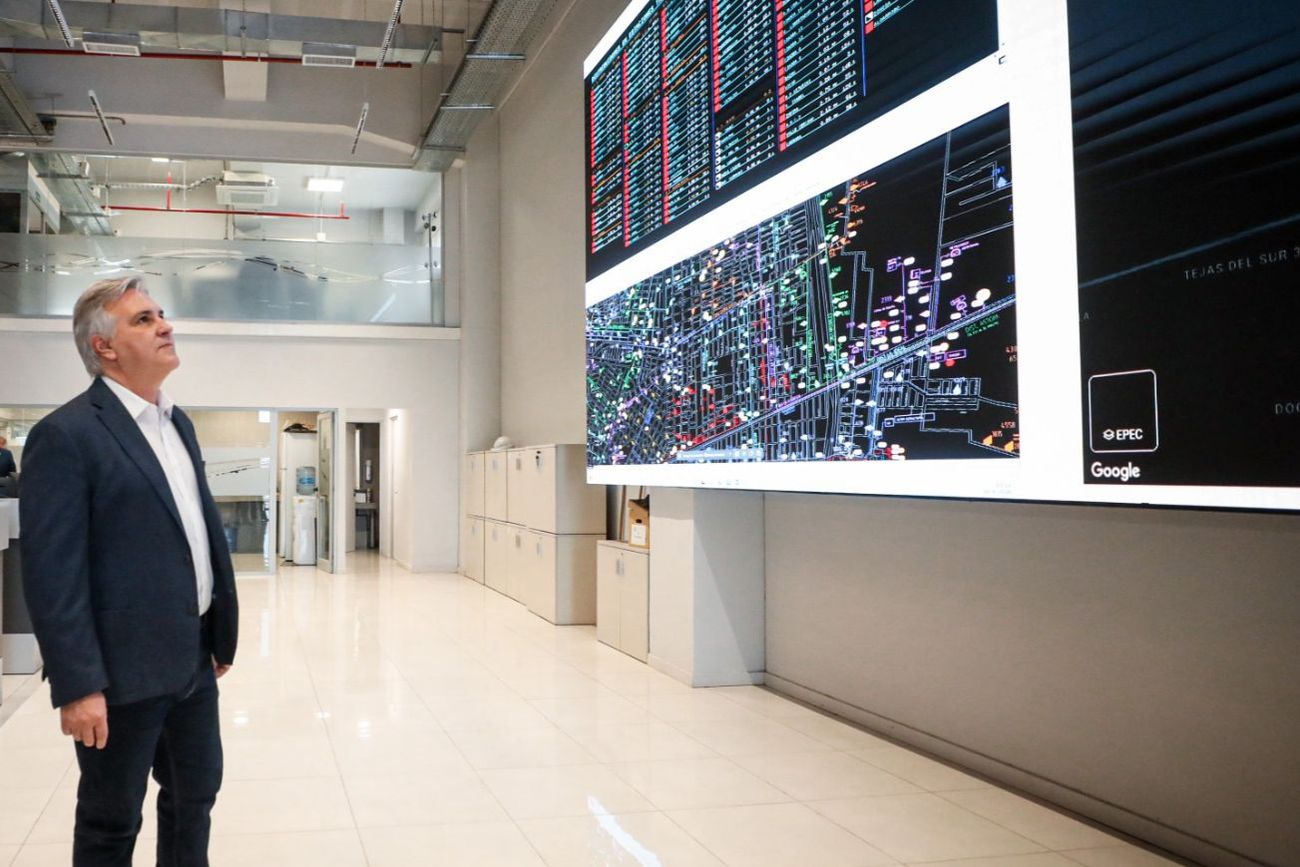 El gobernador Llaryora recorrió ayer las instalaciones del Centro de Control. (Gobierno de Córdoba)