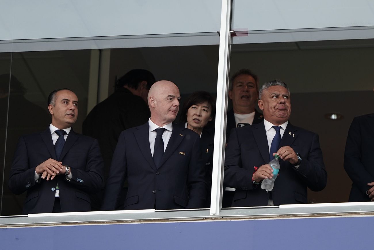Gianni Infantino, presidente de la Fifa, con Claudio Tapia, en el partido de Argentina.