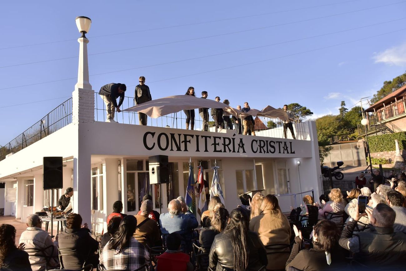 Embalse. Barrio Casitas, y la inauguración de la puesta en valor del salón La Cristal, en la cima de un cerro y con una vista singular del lago.