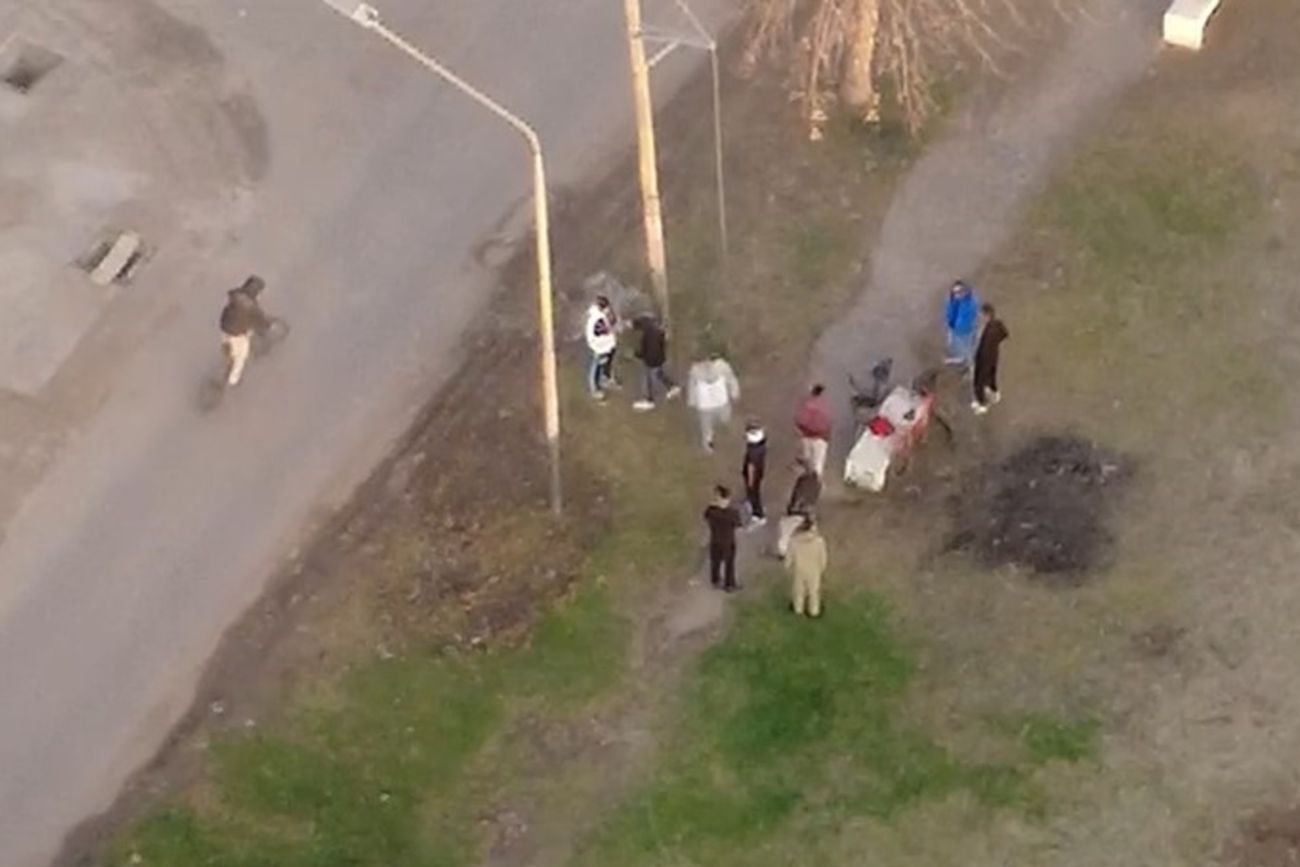 Rosario: un drone captó el momento en que vendían droga en una plaza y permitió desarticular a una banda