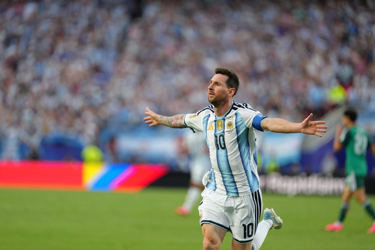 Lionel Messi marcó el 2-0 de Argentina ante Argelia en la Copa del Mundo. (AP)