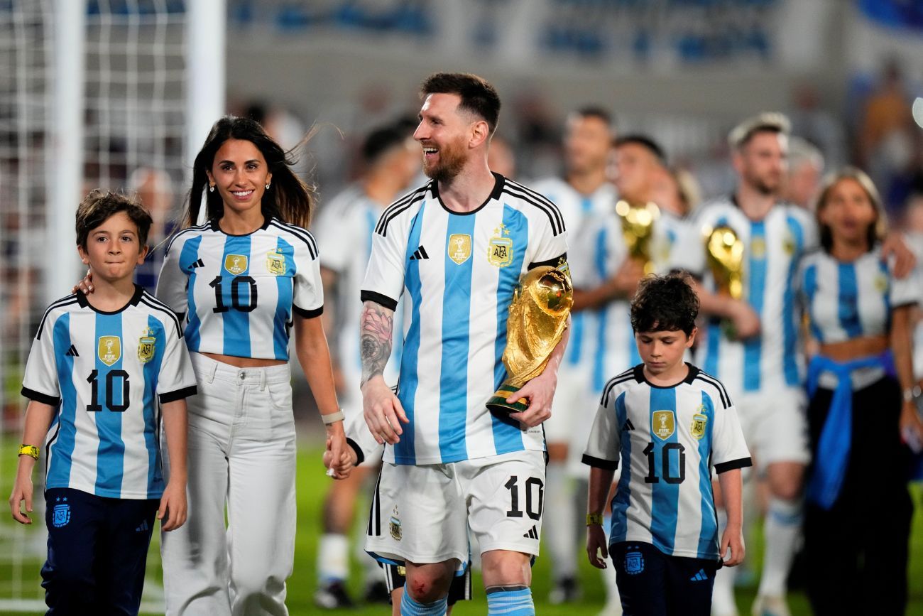 Debut de la Selección: Antonela Roccuzzo y sus hijos llegaron al estadio para alentar a Messi en Kansas City. (Foto/Archivo)