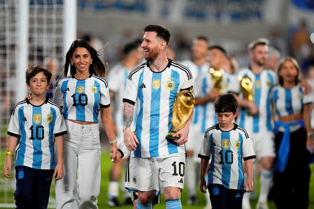 Debut de la Selección: Antonela Roccuzzo y sus hijos llegaron al estadio para alentar a Messi en Kansas City