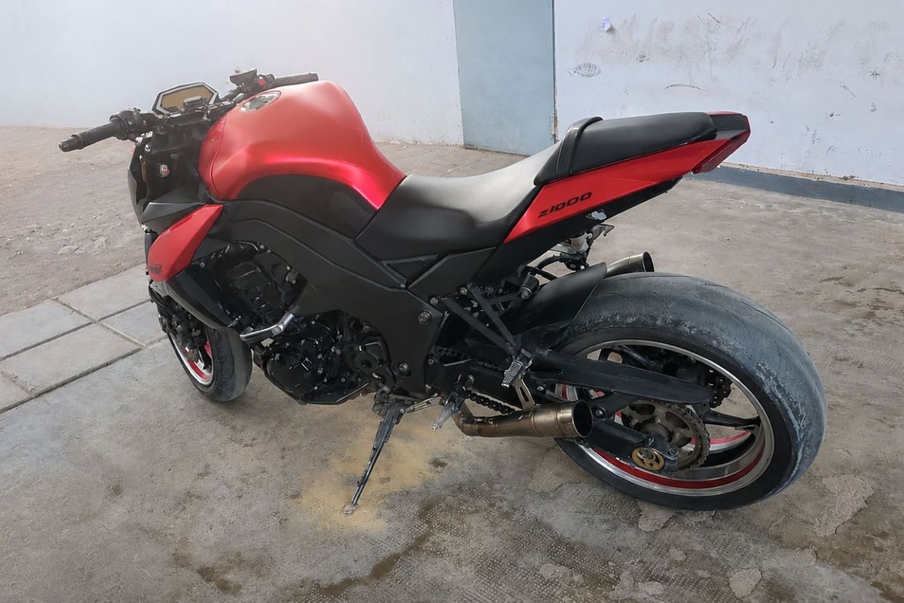 Detuvieron a dos adolescentes tras un operativo policial en Ituzaingó Anexo y secuestraron una moto