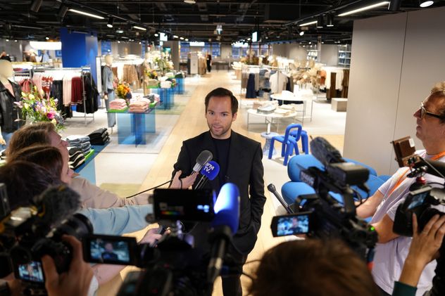 Shein cierra sus puertas en París, Francia.