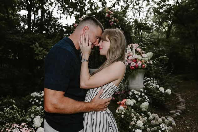 Las fotos con las que Taylor Swift y Travis Kelce anunciaron su compromiso.