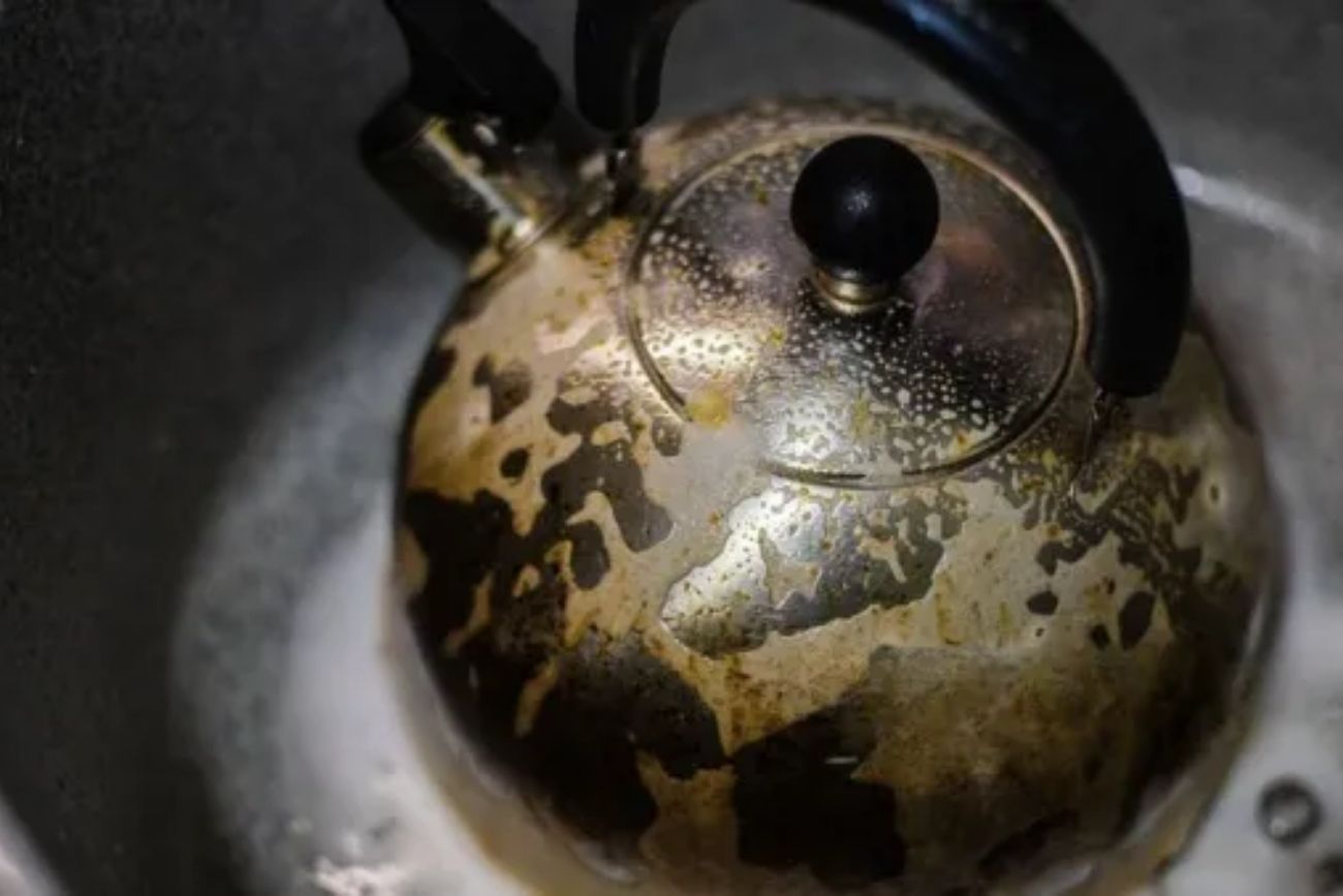 Cómo eliminar el sarro de la tetera y la pava eléctrica con un truco casero de dos ingredientes.