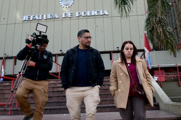 Gabriel Vega, padre de Agostina Vega, se retira de la Jefatura de Policía de Córdoba.